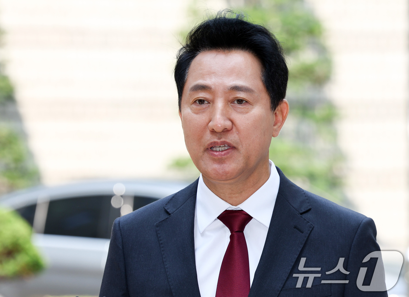(서울=뉴스1) 최지환 기자 = 오세훈 서울시장이 10일 서울 서초구 서울중앙지방법원에서 열린 '명태균 여론조사 의혹' 사건 1심 속행 공판에 출석하며 취재진 질문에 답하고 있다. …