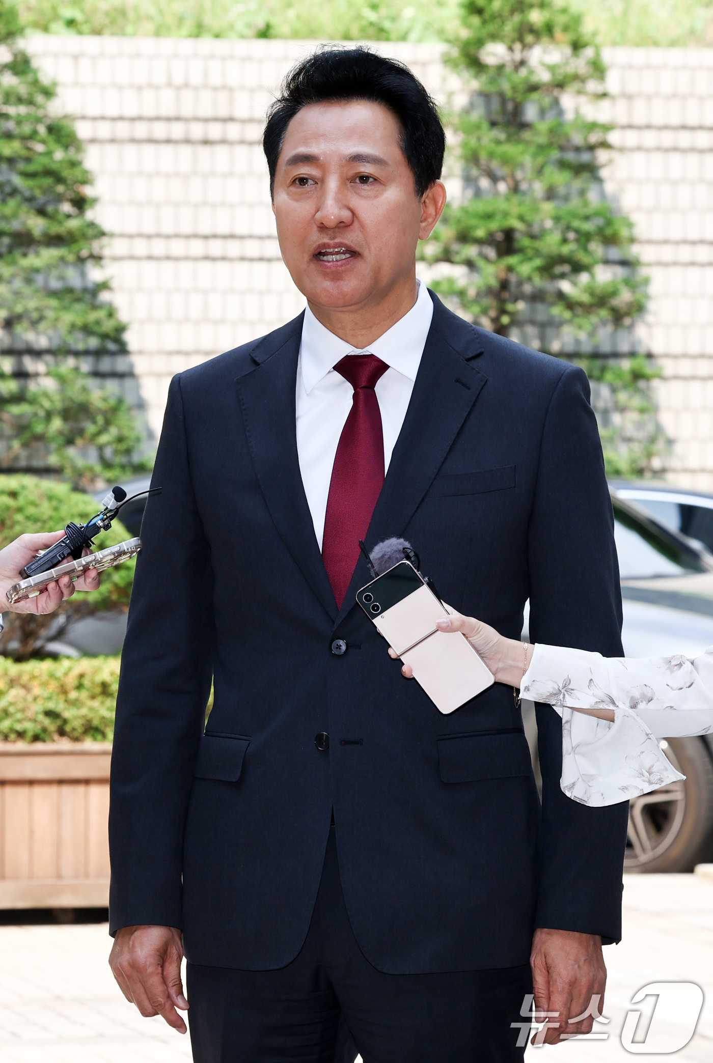 (서울=뉴스1) 최지환 기자 = 오세훈 서울시장이 10일 서울 서초구 서울중앙지방법원에서 열린 '명태균 여론조사 의혹' 사건 1심 속행 공판에 출석하며 취재진 질문에 답하고 있다. …
