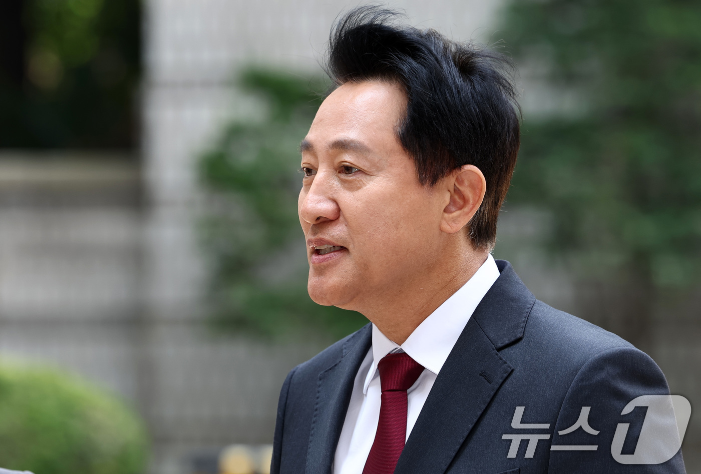(서울=뉴스1) 최지환 기자 = 오세훈 서울시장이 10일 서울 서초구 서울중앙지방법원에서 열린 '명태균 여론조사 의혹' 사건 1심 속행 공판에 출석하며 취재진 질문에 답하고 있다. …