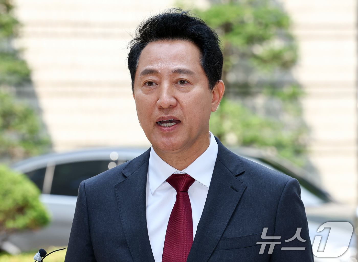 (서울=뉴스1) 최지환 기자 = 오세훈 서울시장이 10일 서울 서초구 서울중앙지방법원에서 열린 '명태균 여론조사 의혹' 사건 1심 속행 공판에 출석하며 취재진 질문에 답하고 있다. …