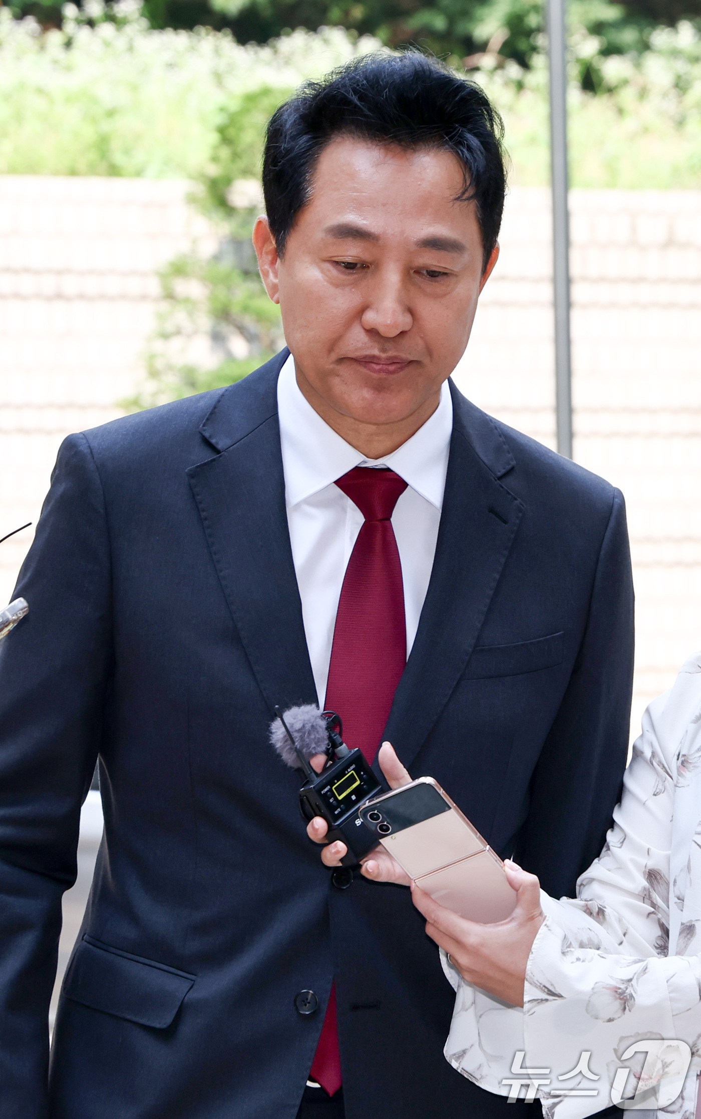 (서울=뉴스1) 최지환 기자 = 오세훈 서울시장이 10일 서울 서초구 서울중앙지방법원에서 열린 '명태균 여론조사 의혹' 사건 1심 속행 공판에 출석하고 있다. 2026.6.10/뉴 …