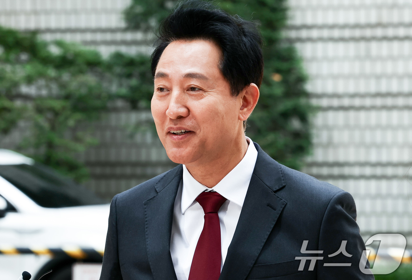 (서울=뉴스1) 최지환 기자 = 오세훈 서울시장이 10일 서울 서초구 서울중앙지방법원에서 열린 '명태균 여론조사 의혹' 사건 1심 속행 공판에 출석하며 취재진 질문에 답하고 있다. …