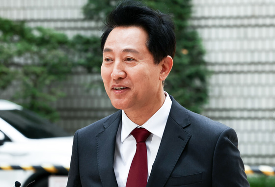밝은 표정으로 법정 출석하는 오세훈 시장