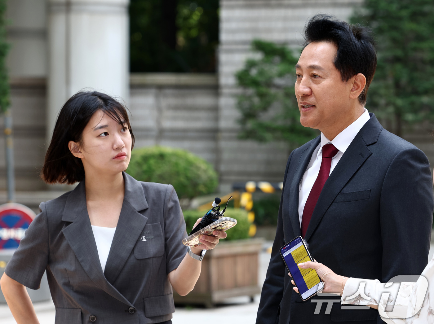 (서울=뉴스1) 최지환 기자 = 오세훈 서울시장이 10일 서울 서초구 서울중앙지방법원에서 열린 '명태균 여론조사 의혹' 사건 1심 속행 공판에 출석하며 취재진 질문에 답하고 있다. …