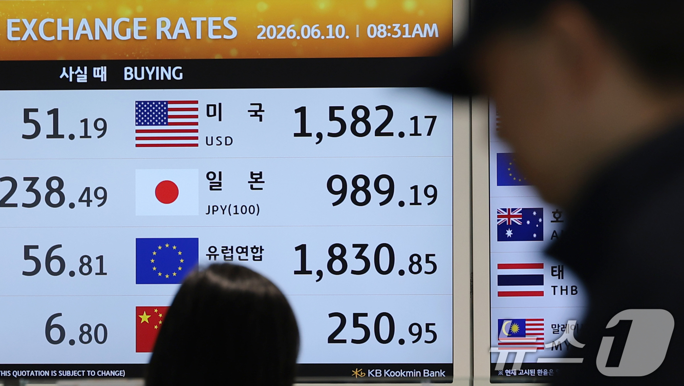 (인천공항=뉴스1) 권현진 기자 = 원·달러 환율이 1500원대 이상을 유지하며 고환율을 보이고 있는 10일 인천국제공항 제2여객터미널 환전소 전광판에 환율 시세가 표시돼 있다. …
