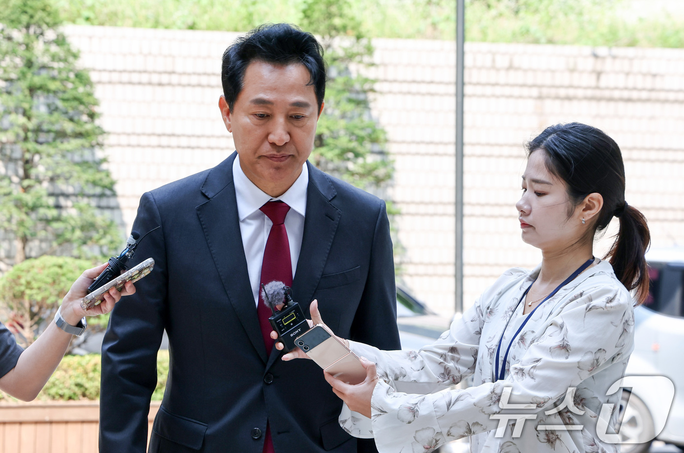 (서울=뉴스1) 최지환 기자 = 오세훈 서울시장이 10일 서울 서초구 서울중앙지방법원에서 열린 '명태균 여론조사 의혹' 사건 1심 속행 공판에 출석하며 취재진 질문에 답하고 있다. …
