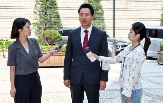 법원 출석하며 입장 밝히는 오세훈 시장