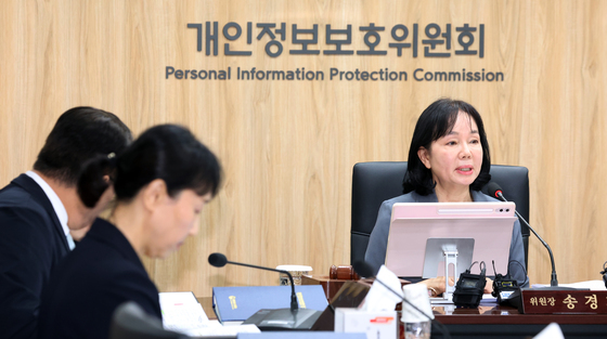 전체회의 모두 발언하는 송경희 위원장