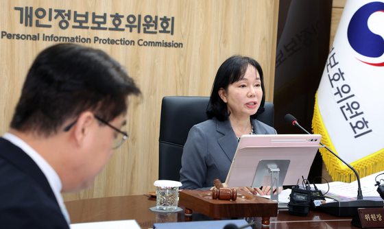 전체회의 주재하는 송경희 위원장