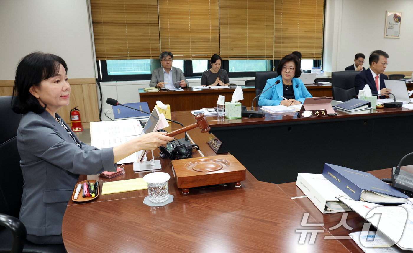 (서울=뉴스1) 김명섭 기자 = 송경희 개인정보보호위원회 위원장이 10일 오전 서울 종로구 세종대로 정부서울청사에서 열린 전체회의에서 의사봉을 두드리고 있다. 2026.6.10/뉴 …