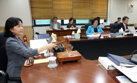 의사봉두드리는 송경희 위원장