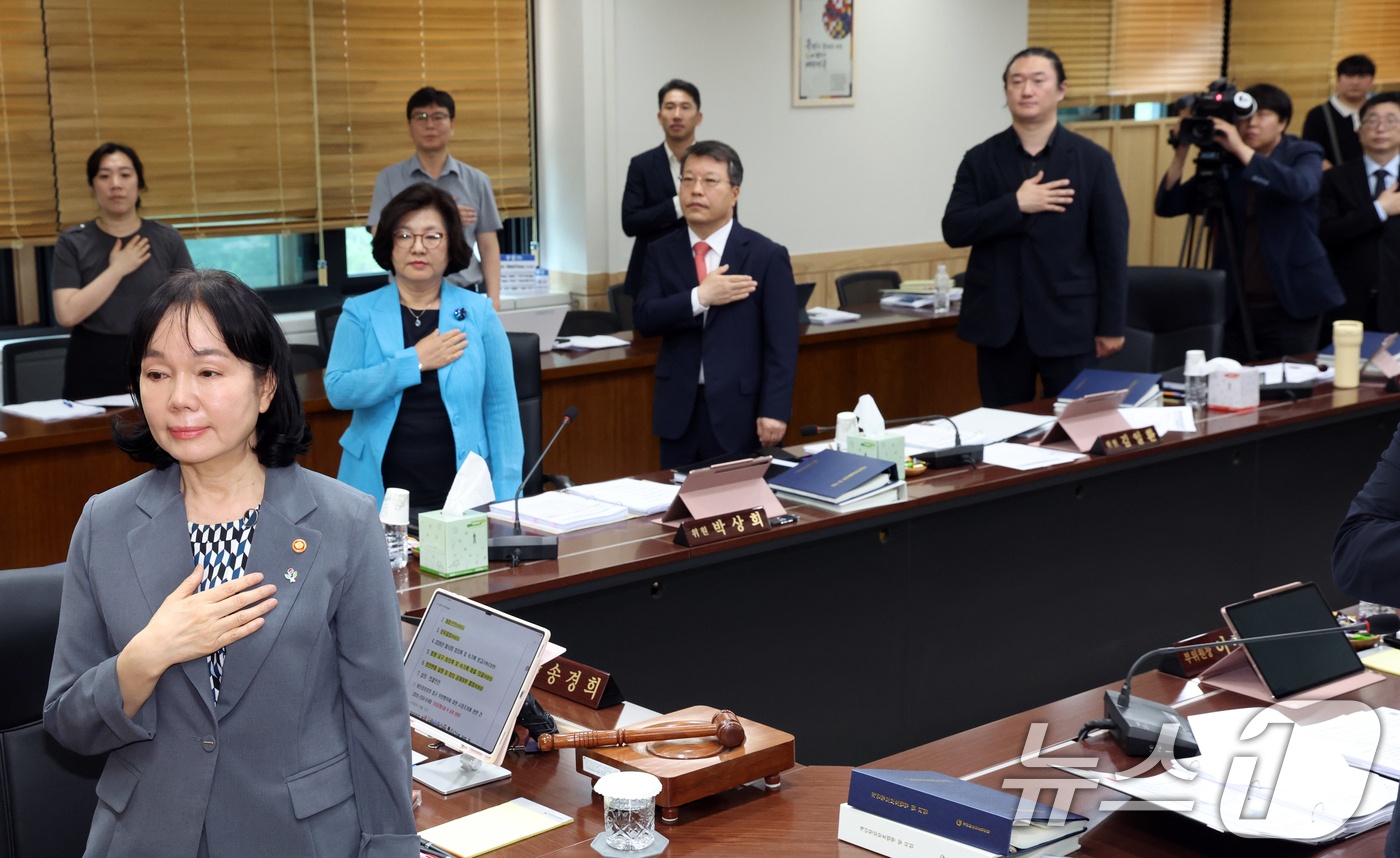 (서울=뉴스1) 김명섭 기자 = 송경희 개인정보보호위원회 위원장과 위원들이 10일 오전 서울 종로구 세종대로 정부서울청사에서 열린 전체회의에서 국기에 대한 경례를 하고 있다. 20 …