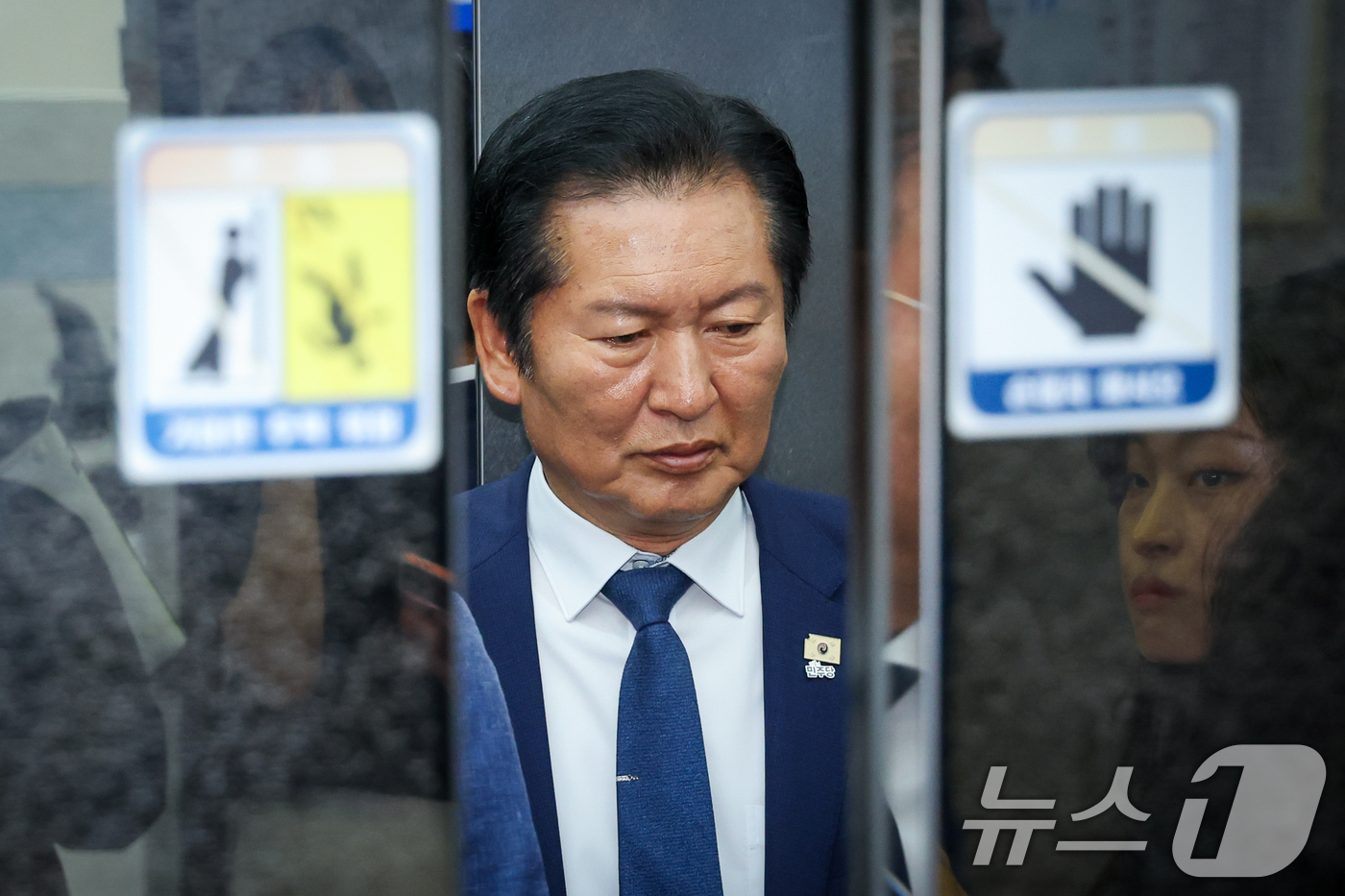 (서울=뉴스1) 안은나 기자 = 정청래 더불어민주당 대표가 10일 오전 서울 여의도 국회에서 최고위원회의를 마친 후 취재진 질문을 받으며 이동하고 있다. 2026.6.10/뉴스1