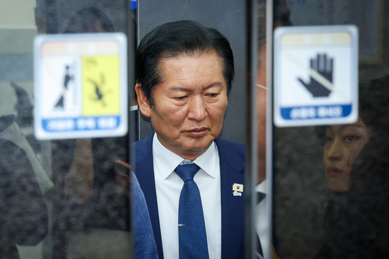 생각에 잠긴 정청래 대표