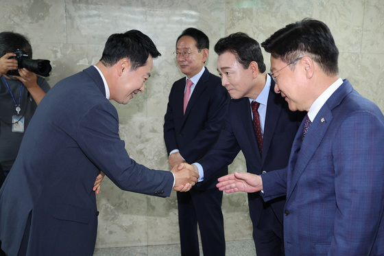 원내대표 후보들과 인사하는 장동혁 대표