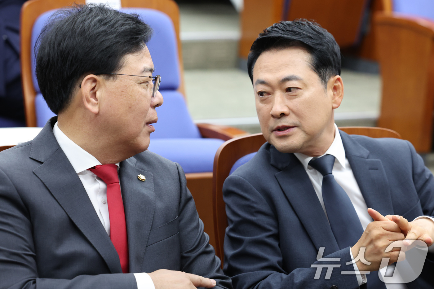 (서울=뉴스1) 신웅수 기자 = 장동혁 국민의힘 대표와 송언석 전 원내대표가 10일 서울 여의도 국회에서 열린 원내대표 선출 의원총회에서 대화하고 있다. 2026.6.10/뉴스1