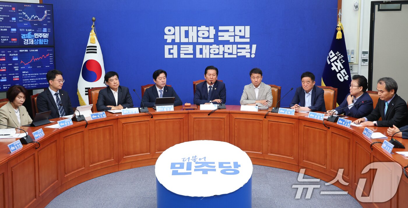 본문 이미지 - 정청래 더불어민주당 대표가 10일 오전 서울 여의도 국회에서 최고위원회의 마무리 발언을 하고 있다. 2026.6.10 ⓒ 뉴스1 안은나 기자