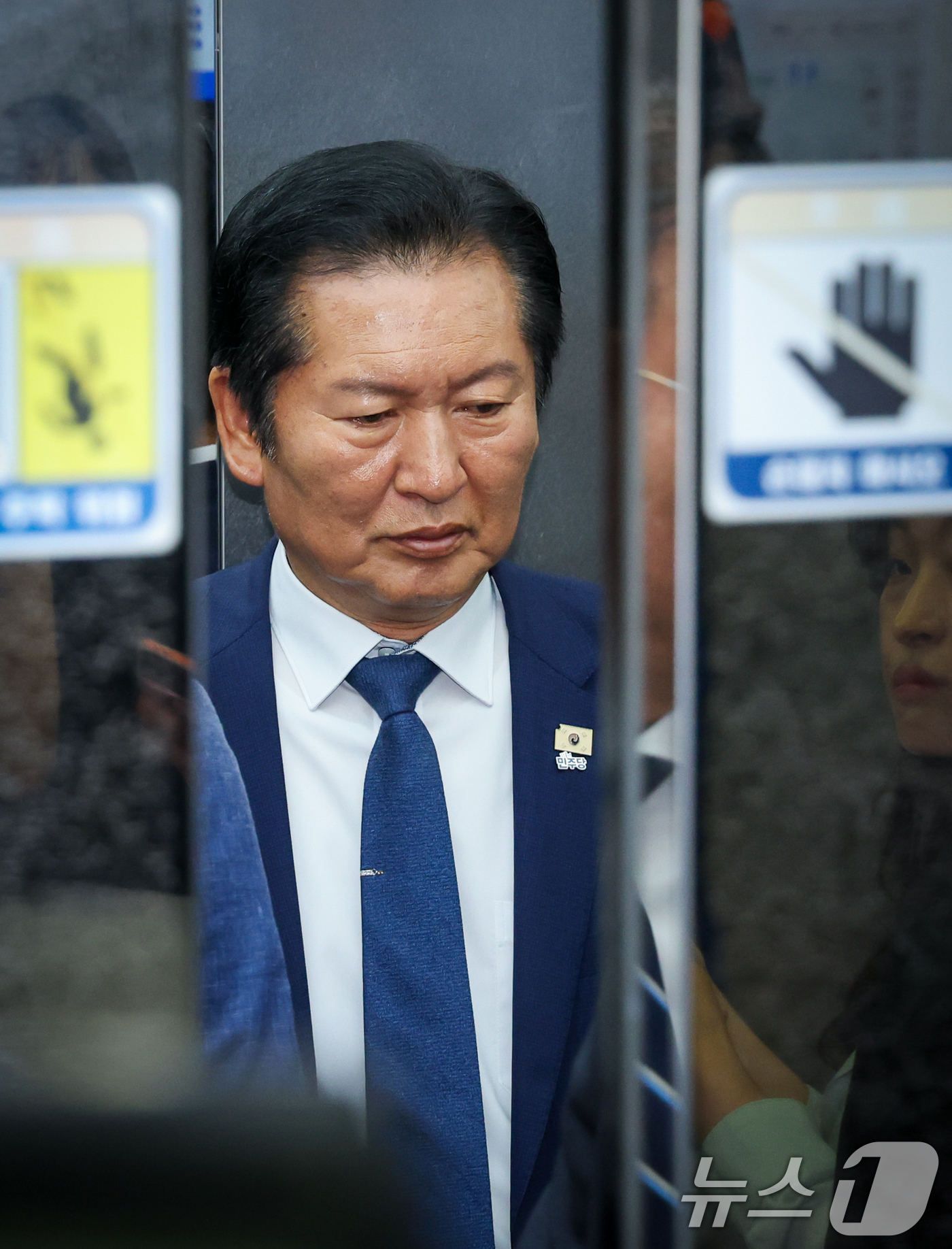 (서울=뉴스1) 안은나 기자 = 정청래 더불어민주당 대표가 10일 오전 서울 여의도 국회에서 최고위원회의를 마친 후 취재진 질문을 받으며 이동하고 있다. 2026.6.10/뉴스1