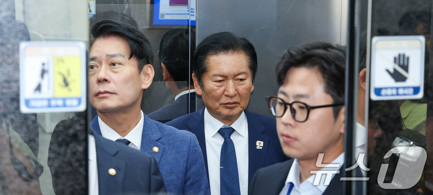 본문 이미지 - 정청래 더불어민주당 대표가 10일 오전 서울 여의도 국회에서 최고위원회의를 마친 후 취재진 질문을 받으며 이동하고 있다. 2026.6.10 ⓒ 뉴스1 안은나 기자