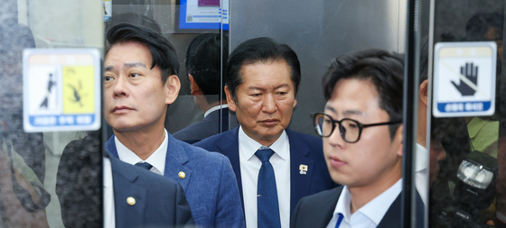 최고위 마치고 이동하는 정청래 대표
