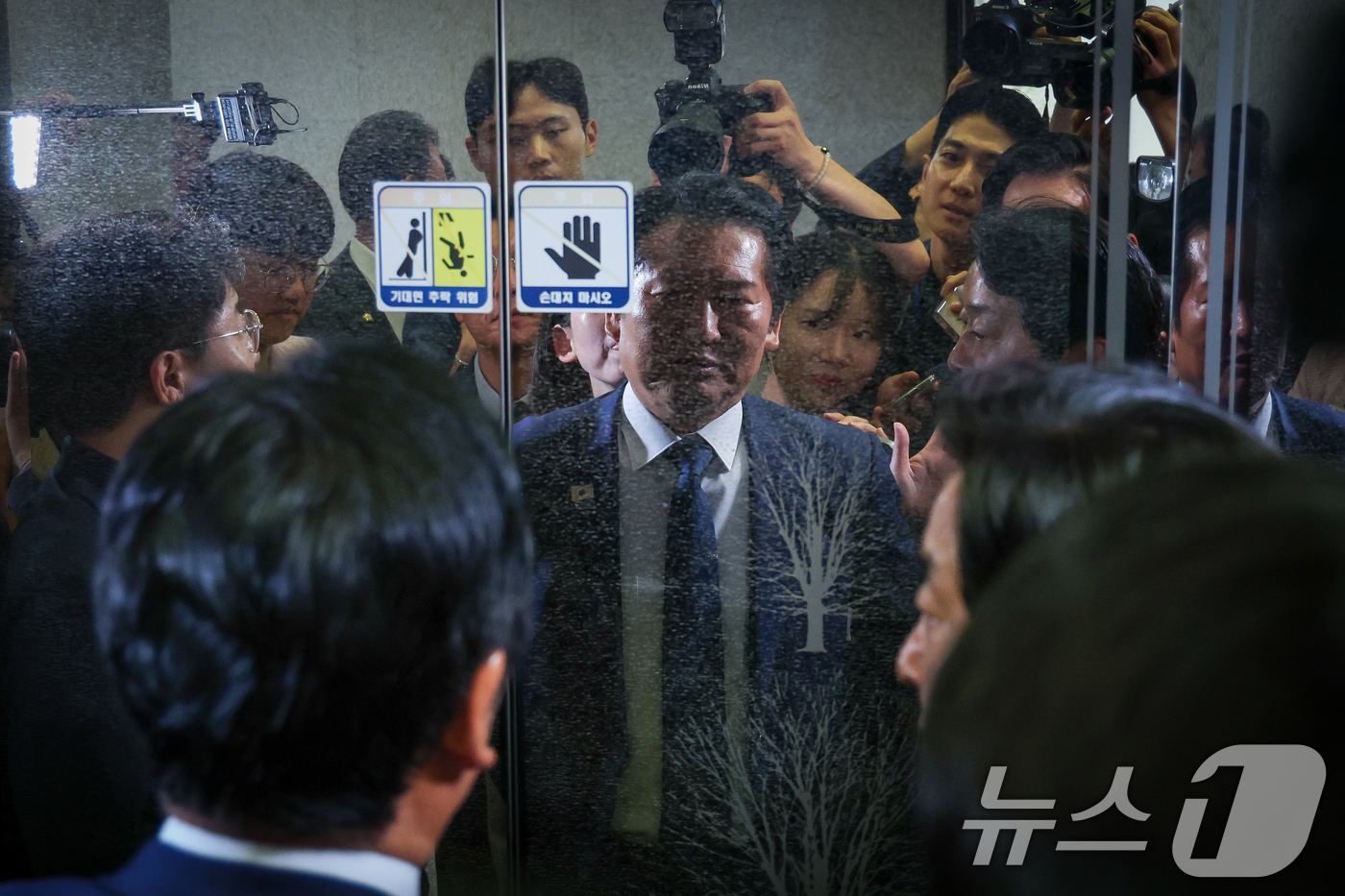 (서울=뉴스1) 안은나 기자 = 정청래 더불어민주당 대표가 10일 오전 서울 여의도 국회에서 최고위원회의를 마친 후 취재진 질문을 받으며 이동하고 있다. 2026.6.10/뉴스1