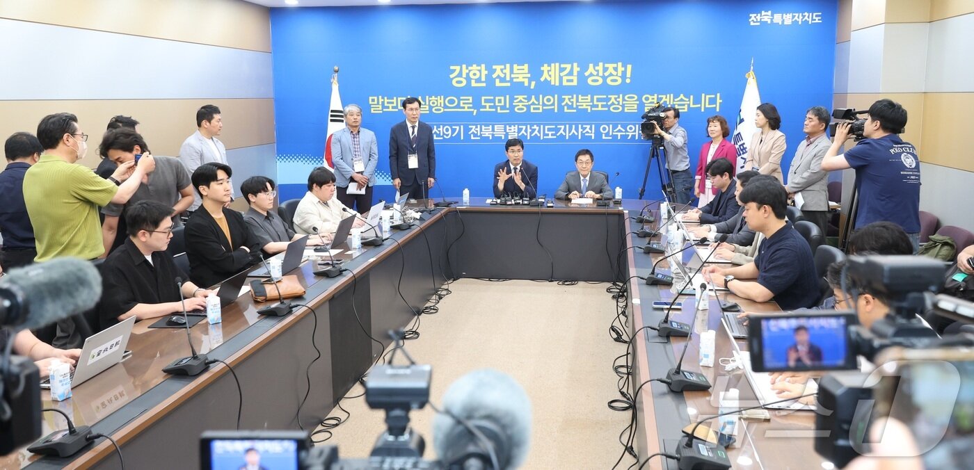 본문 이미지 - 이원택 전북특별자치도지사 당선인이 10일 전북 전주시 전북바이오융합산업진흥원 비즈니스센터에서 열린 전북도지사직 인수위원회 출범식에 앞서 기자간담회에서 인사말을 하고 있다. ⓒ 뉴스1 유경석 기자