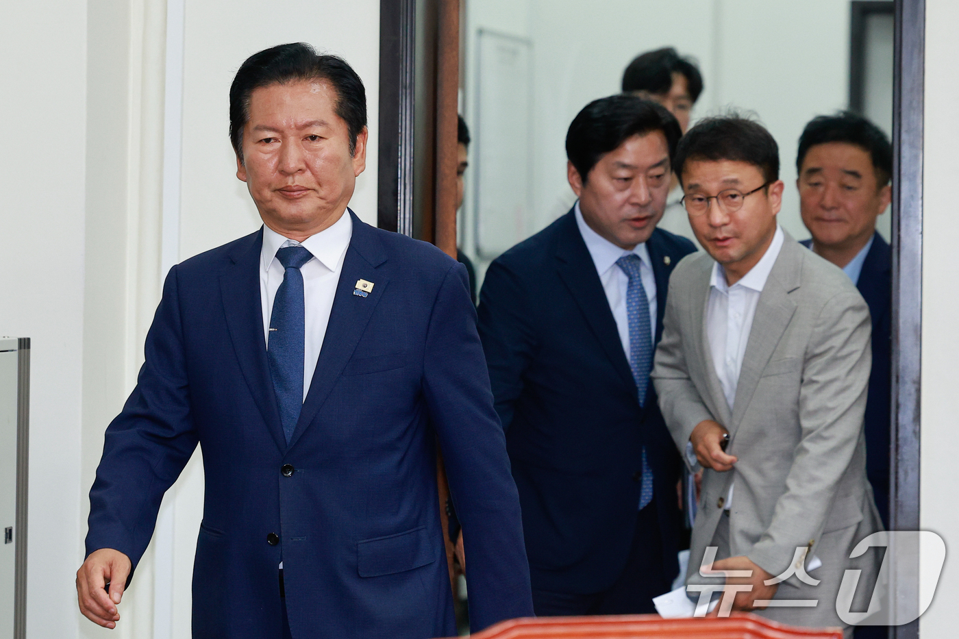 (서울=뉴스1) 안은나 기자 = 정청래 더불어민주당 대표, 한병도 원내대표, 황명선, 강득구 최고위원이 10일 오전 서울 여의도 국회에서 열린 최고위원회의에 입장하고 있다. 202 …