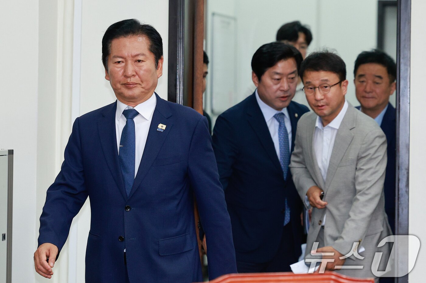 본문 이미지 - 정청래 더불어민주당 대표, 한병도 원내대표, 황명선, 강득구 최고위원이 10일 오전 서울 여의도 국회에서 열린 최고위원회의에 입장하고 있다. 2026.6.10 ⓒ 뉴스1 안은나 기자