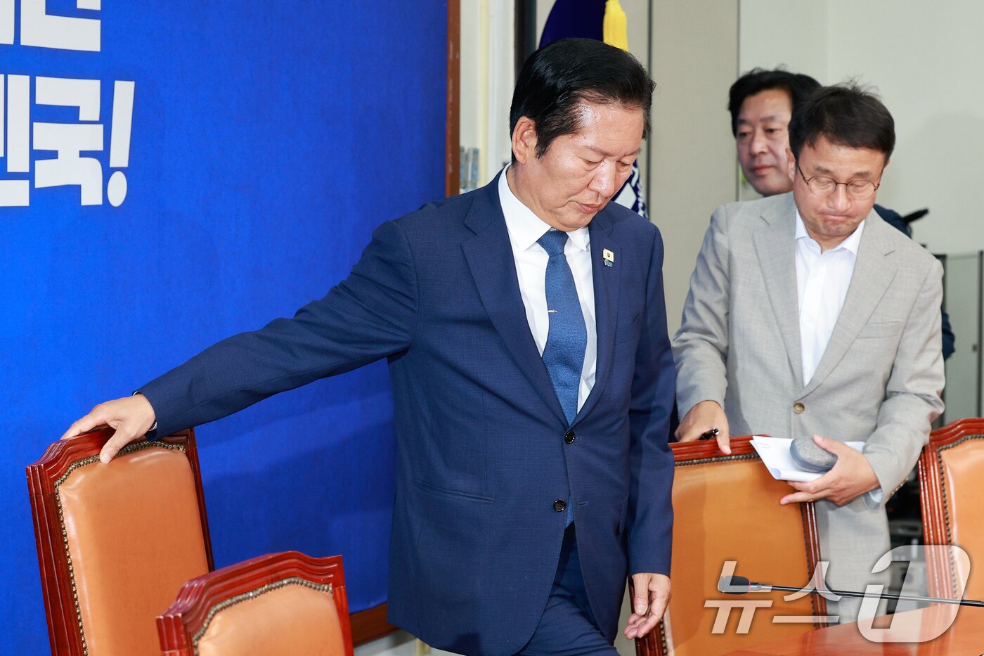 본문 이미지 - 정청래 더불어민주당 대표, 한병도 원내대표가 10일 오전 서울 여의도 국회에서 열린 최고위원회의에 입장하고 있다. 2026.6.10 ⓒ 뉴스1 안은나 기자