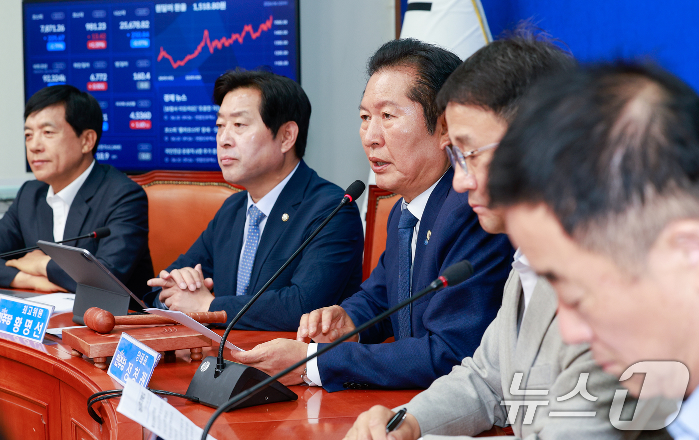 (서울=뉴스1) 안은나 기자 = 정청래 더불어민주당 대표가 10일 오전 서울 여의도 국회에서 열린 최고위원회의에 참석해 모두 발언을 하고 있다. 2026.6.10/뉴스1