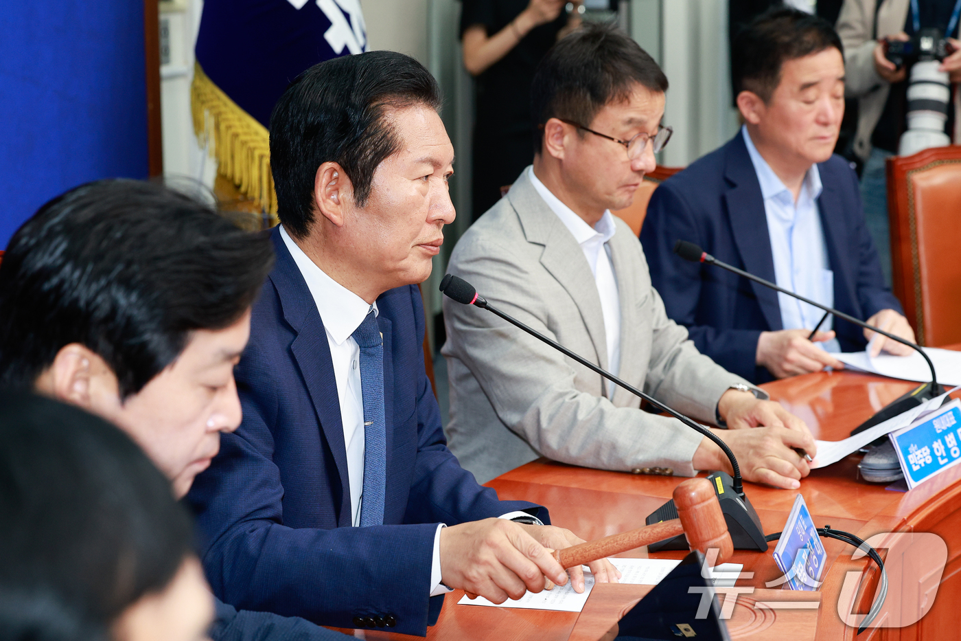 (서울=뉴스1) 안은나 기자 = 정청래 더불어민주당 대표가 10일 오전 서울 여의도 국회에서 열린 최고위원회의에 참석해 개의를 선언하고 있다. 2026.6.10/뉴스1