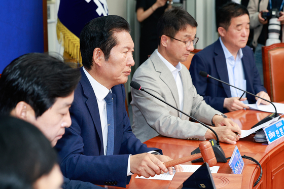 의사봉 두드리는 정청래 대표
