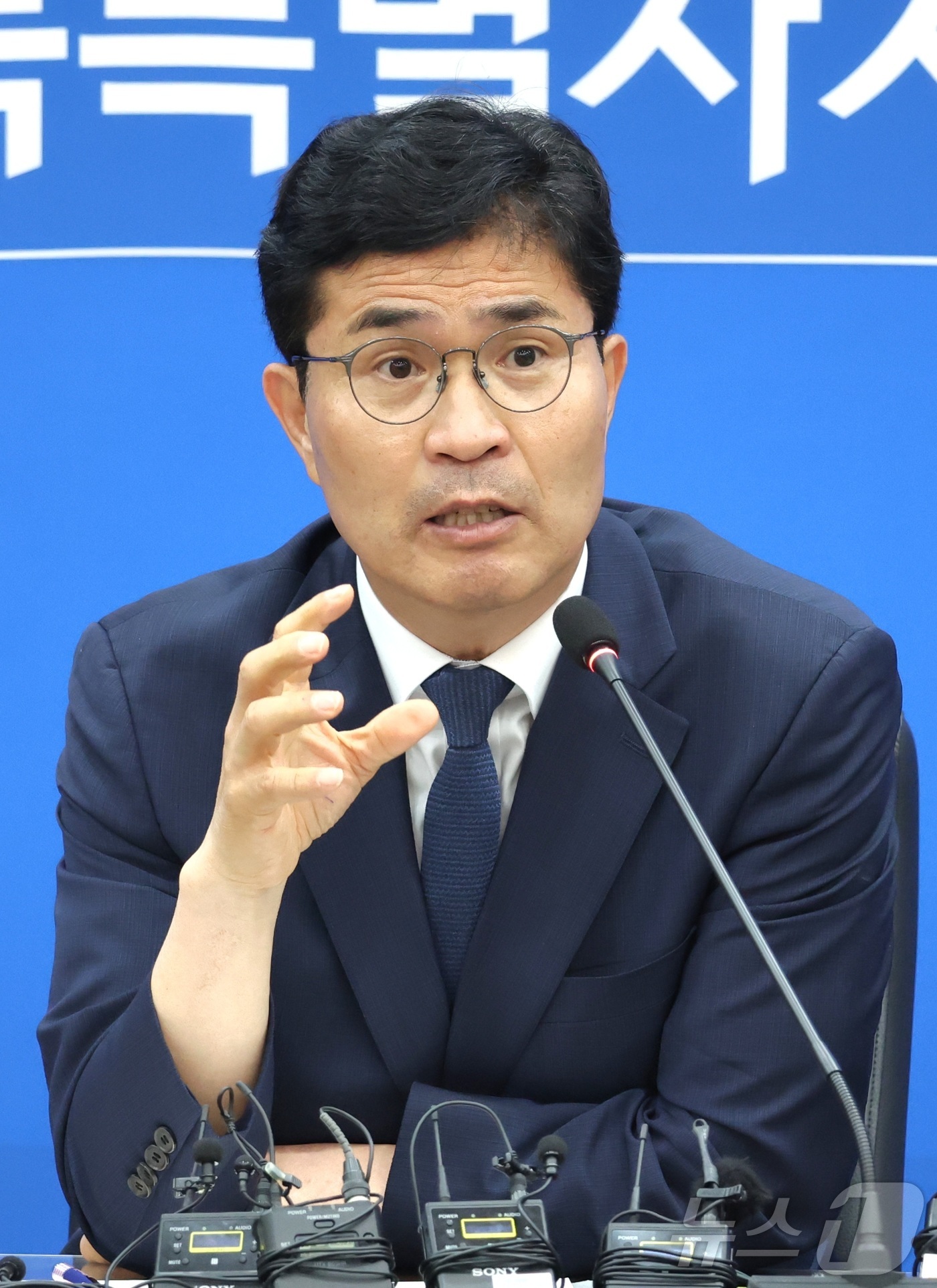 (전주=뉴스1) 유경석 기자 = 이원택 전북특별자치도지사 당선인이 10일 전북 전주시 전북바이오융합산업진흥원 비즈니스센터에서 열린 전북도지사직 인수위원회 출범식에 앞서 기자간담회를 …