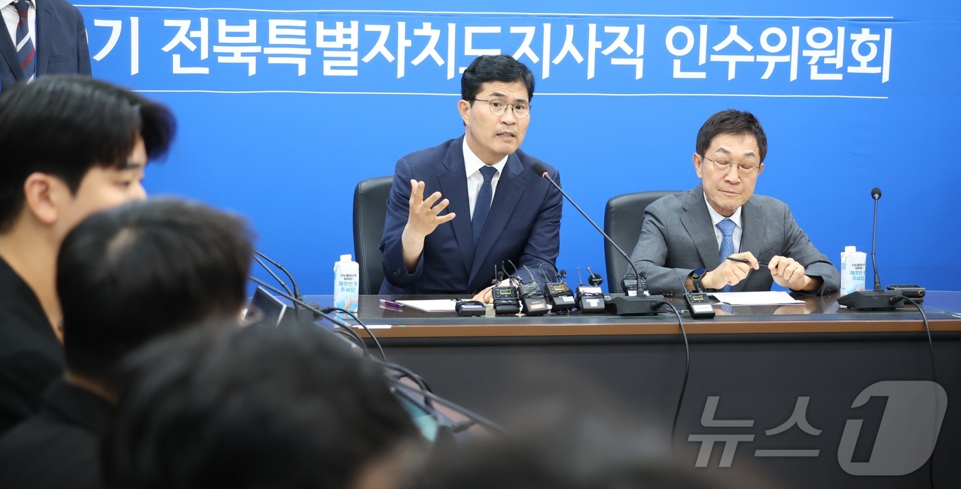 (전주=뉴스1) 유경석 기자 = 이원택 전북특별자치도지사 당선인이 10일 전북 전주시 전북바이오융합산업진흥원 비즈니스센터에서 열린 전북도지사직 인수위원회 출범식에 앞서 기자간담회를 …