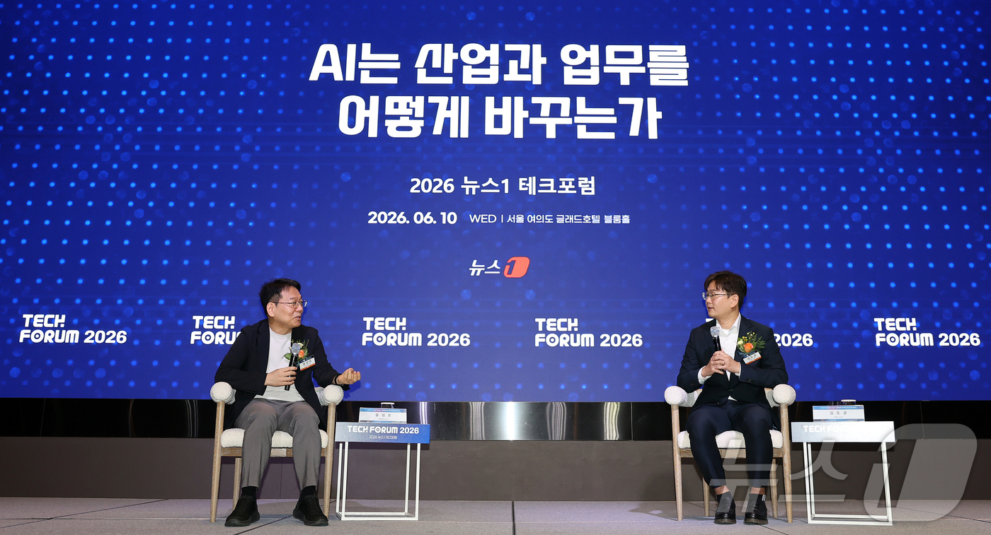 (서울=뉴스1) 김진환 기자 = 윤성로 서울대학교 교수와 김도균 인핸스 최고AI책임자(CAIO, 오른쪽)가 10일 오전 서울 영등포구 여의도 글래드호텔 블룸홀에서 열린 2026 뉴 …