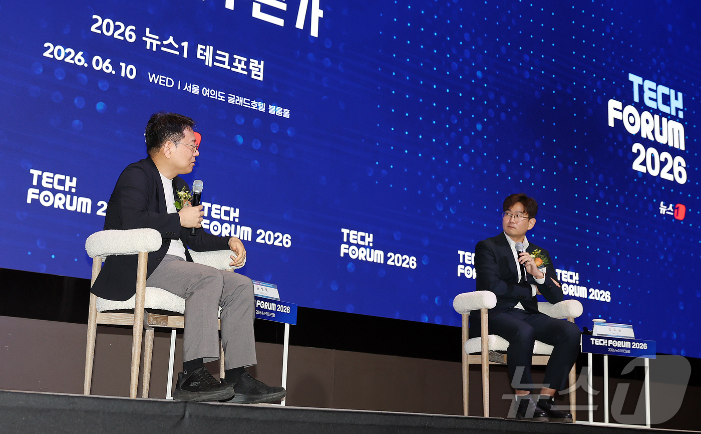 (서울=뉴스1) 김진환 기자 = 윤성로 서울대학교 교수와 김도균 인핸스 최고AI책임자(CAIO, 오른쪽)가 10일 오전 서울 영등포구 여의도 글래드호텔 블룸홀에서 열린 2026 뉴 …