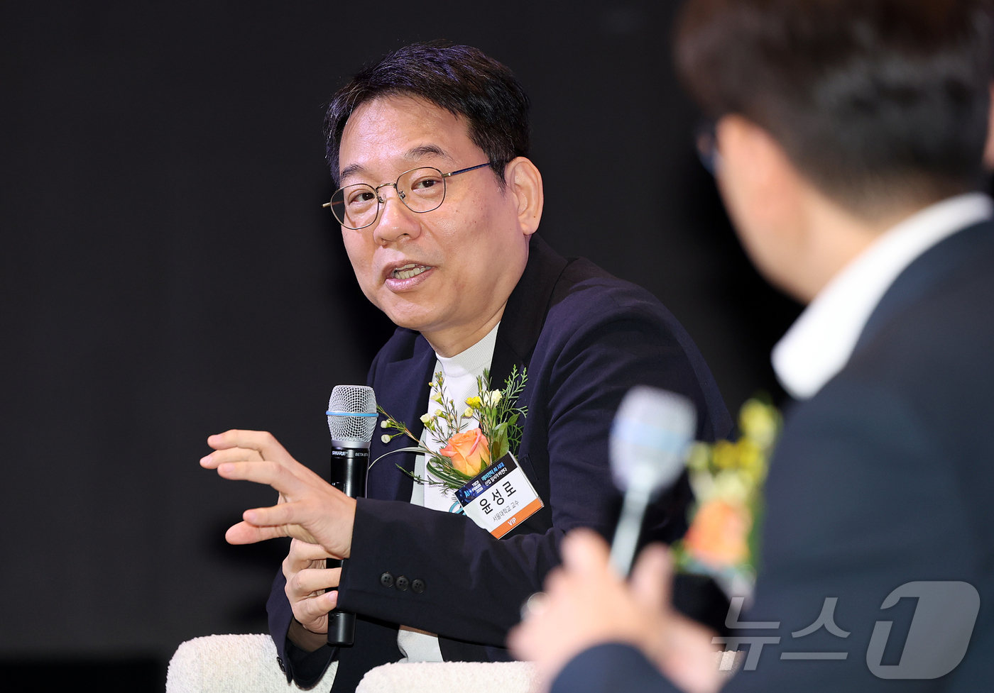 (서울=뉴스1) 김진환 기자 = 윤성로 서울대학교 교수가 10일 오전 서울 영등포구 여의도 글래드호텔 블룸홀에서 열린 2026 뉴스1 테크포럼(NTF)에서 'AI는 산업과 업무를 …