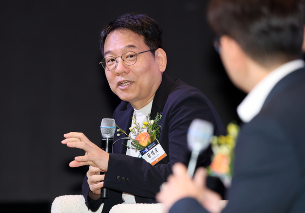 특별대담에서 발언하는 윤성로 서울대 교수