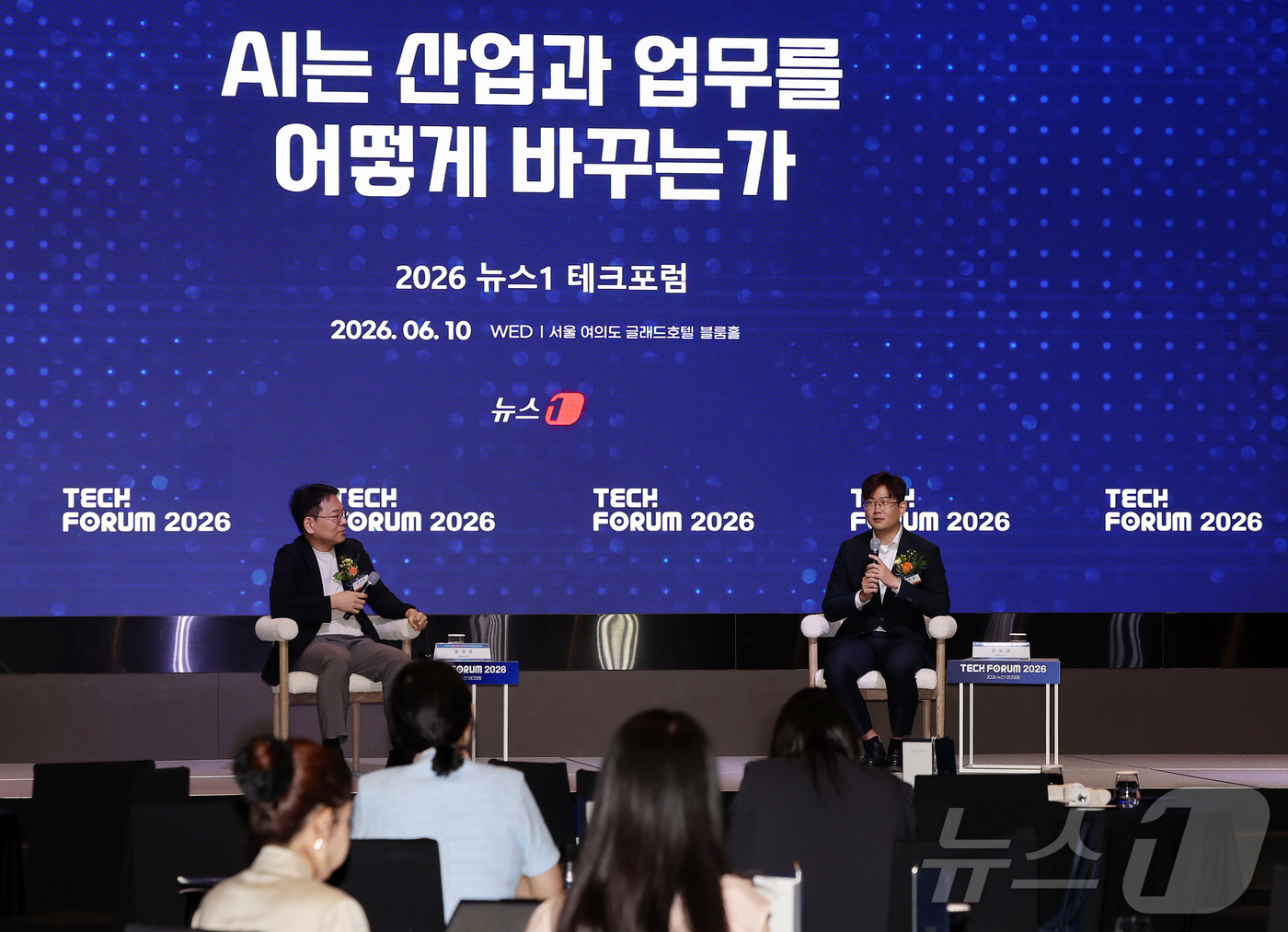 (서울=뉴스1) 김진환 기자 = 윤성로 서울대학교 교수와 김도균 인핸스 최고AI책임자(CAIO, 오른쪽)가 10일 오전 서울 영등포구 여의도 글래드호텔 블룸홀에서 열린 2026 뉴 …