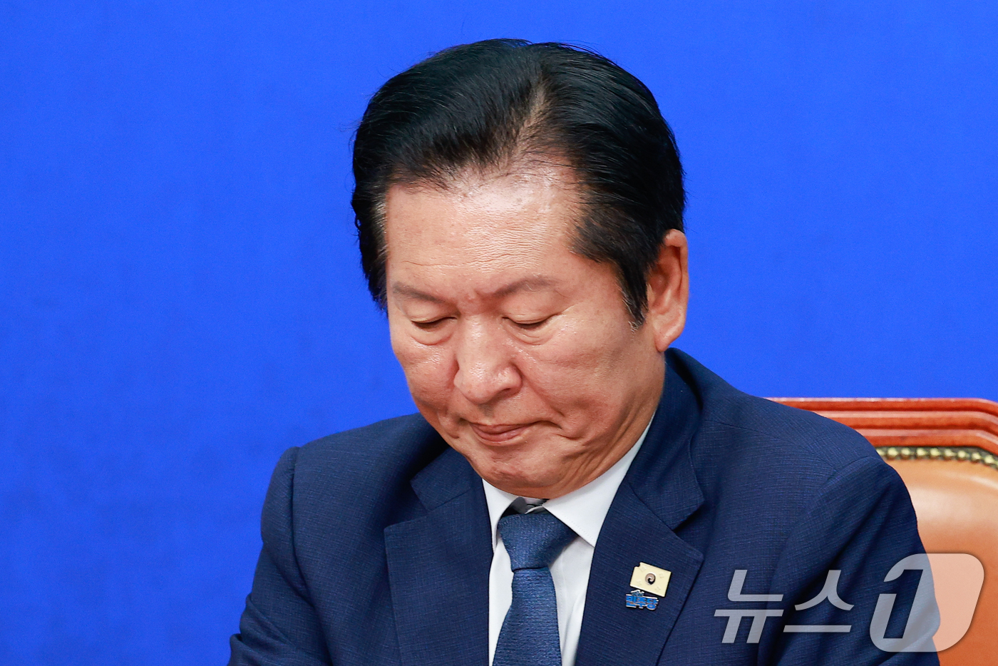 (서울=뉴스1) 안은나 기자 = 정청래 더불어민주당 대표가 10일 오전 서울 여의도 국회에서 열린 최고위원회의에 참석해 원내대표 발언을 듣고 있다. 2026.6.10/뉴스1