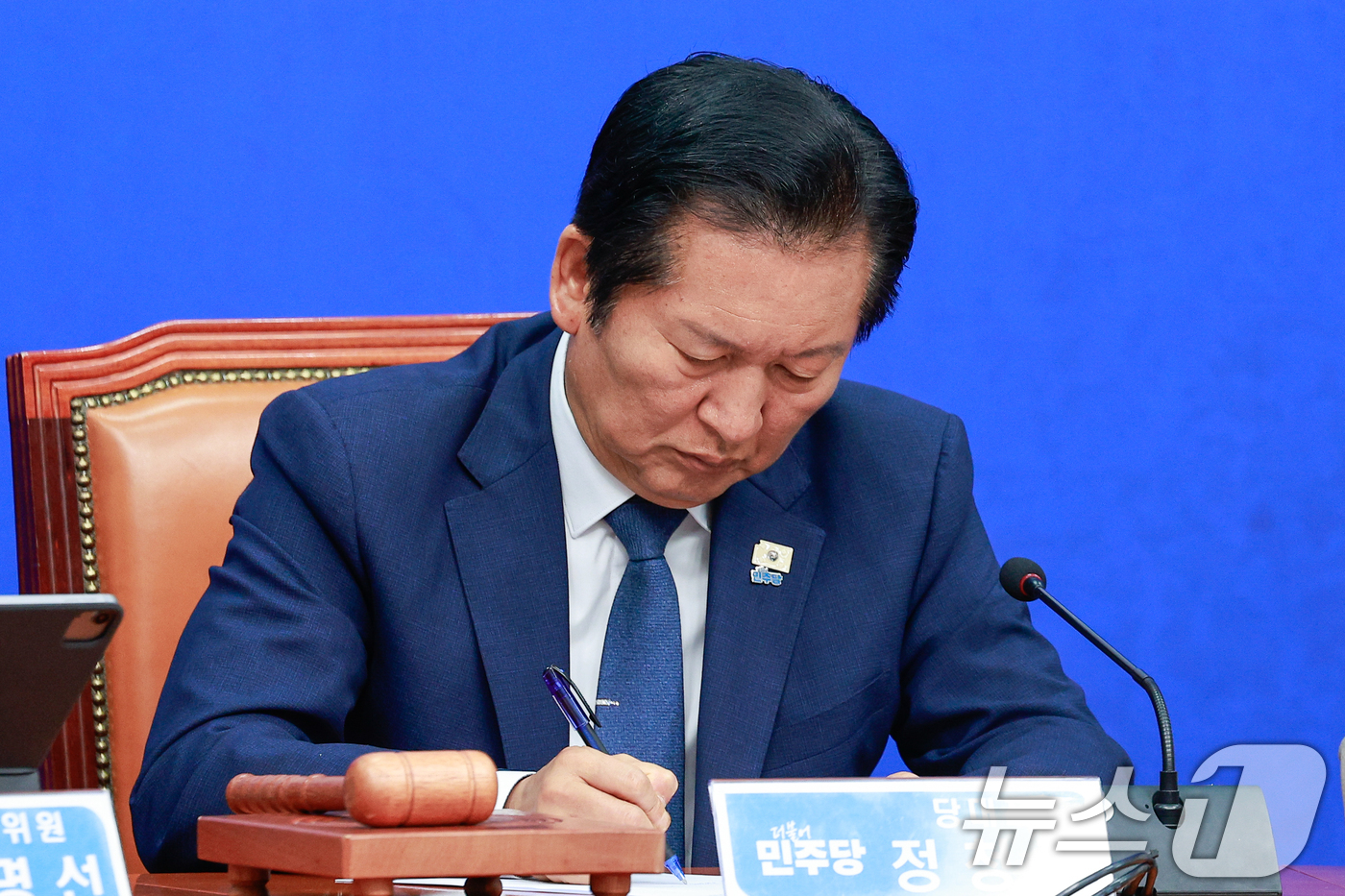 (서울=뉴스1) 안은나 기자 = 정청래 더불어민주당 대표가 10일 오전 서울 여의도 국회에서 열린 최고위원회의에 참석해 발언을 메모하고 있다. 2026.6.10/뉴스1