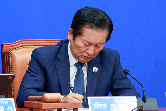 메모하는 정청래 대표