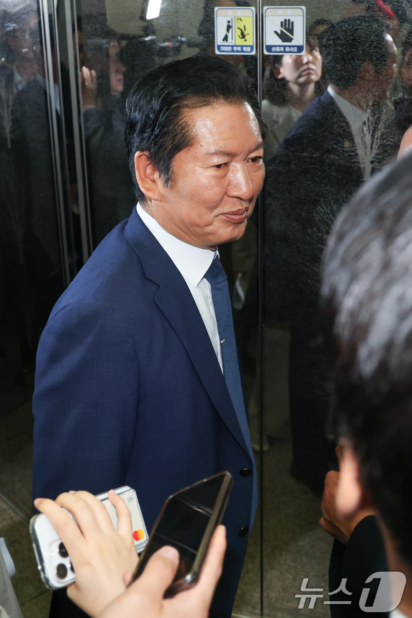 (서울=뉴스1) 안은나 기자 = 정청래 더불어민주당 대표가 10일 오전 서울 여의도 국회에서 최고위원회의를 마친 후 취재진 질문을 듣고 있다. 2026.6.10/뉴스1