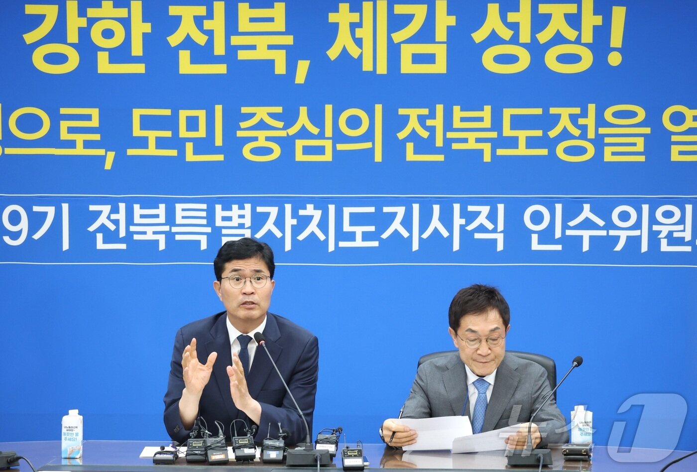 본문 이미지 - 이원택 전북특별자치도지사 당선인이 10일 전북 전주시 전북바이오융합산업진흥원 비즈니스센터에서 열린 전북도지사직 인수위원회 출범식에 앞서 기자간담회를 열고 질의에 답변을 하고 있다. 2026.6.10 ⓒ 뉴스1 유경석 기자