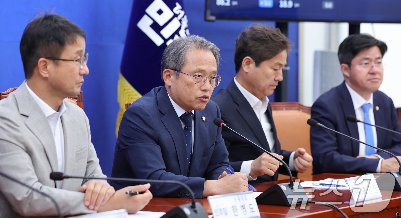 (서울=뉴스1) 신웅수 기자 = 송기헌 더불어민주당 선거제도 개혁 TF 단장이 10일 서울 여의도 국회에서 열린 선거제도 개혁 TF 출범식에서 발언하고 있다. 2026.6.10/뉴 …