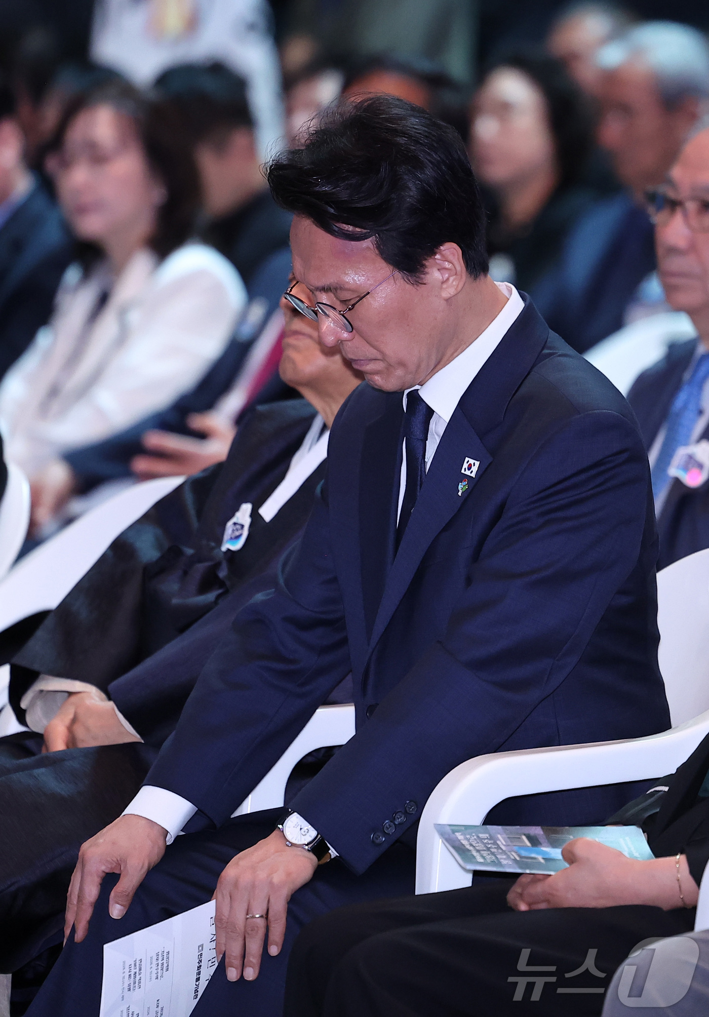 (서울=뉴스1) 김성진 기자 = 김민석 국무총리가 10일 서울 용산구 민주화운동기념관에서 열린 제39주년 6.10 민주항쟁 기념식에서 기념공연을 관람하며 눈물을 참고 있다. 202 …