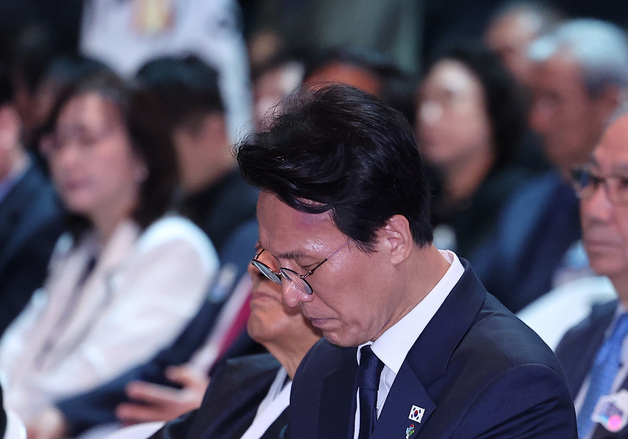 눈물 참는 김민석 총리