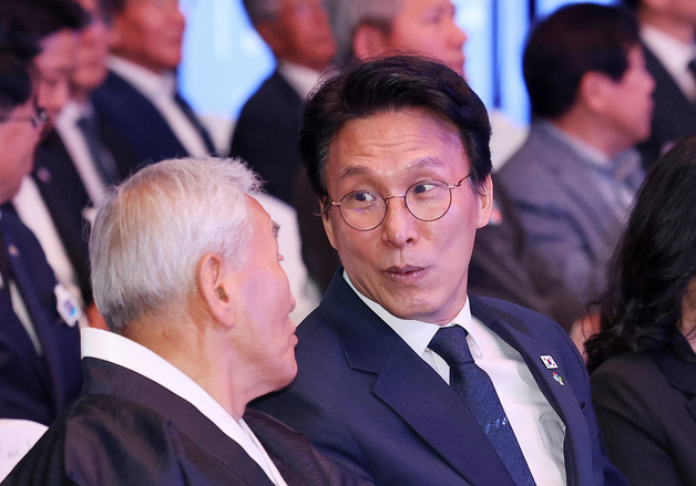 이재오 이사장과 대화하는 김민석 총리