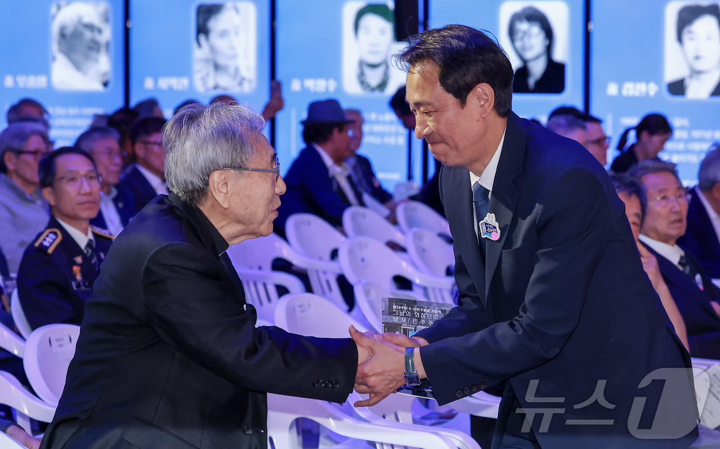 (서울=뉴스1) 김성진 기자 = 우상호 강원도지사 당선인이 10일 서울 용산구 민주화운동기념관에서 열린 제39주년 6.10 민주항쟁 기념식에서 참석자와 인사하고 있다. 2026.6 …