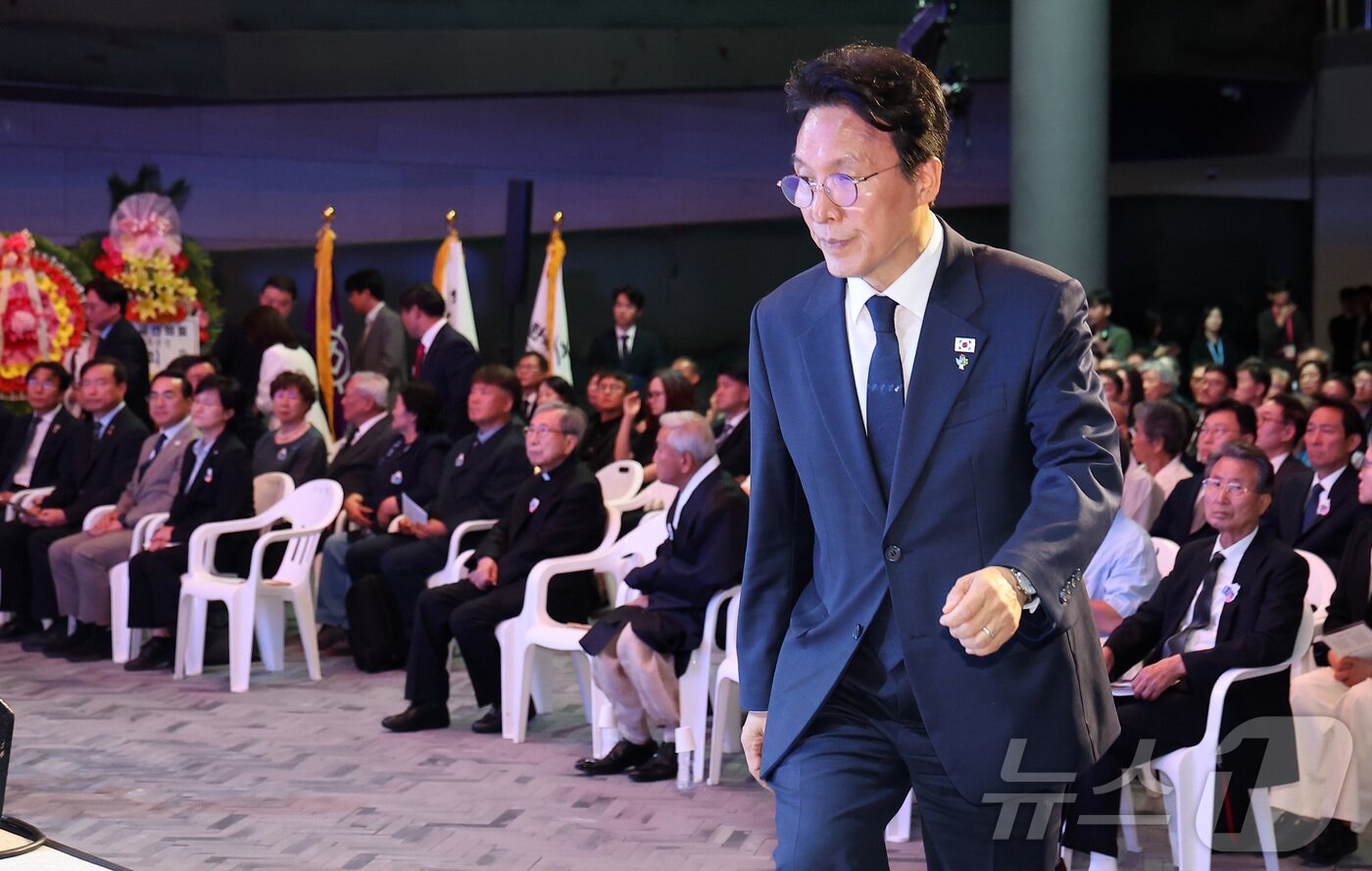 본문 이미지 - 김민석 국무총리가 10일 서울 용산구 민주화운동기념관에서 열린 제39주년 6.10 민주항쟁 기념식에서 정부포상 수여를 위해 단상으로 오르고 있다. 2026.6.10 ⓒ 뉴스1 김성진 기자